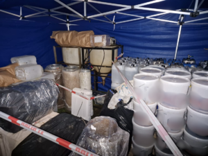 Pojemniki z nielegalną substancją.