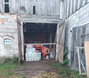 Pojemniki z nielegalną substancją.