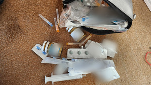 Igły, strzykawki i tabletki w saszetce.