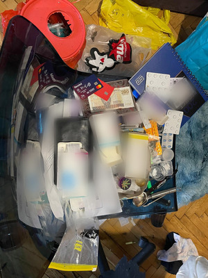 Woreczki, tabletki, pieniądze, karta revoluta.