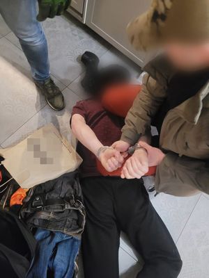 Zatrzymany leżący na ziemi.