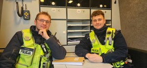Dwaj policjanci, którzy ratowali życie.