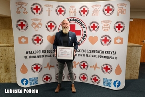 Mężczyzna przy ściance reklamowej.