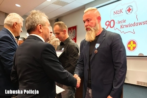 Mężczyzna otrzymuje wyróżnienie.