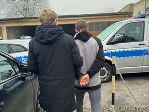 policjant z zatrzymanym.