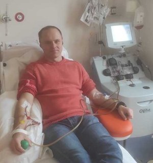 Policjant w trakcie badania.