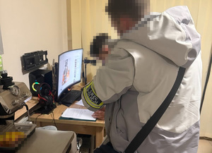 Zatrzymany mężczyzna z nieumundurowanym policjantem.