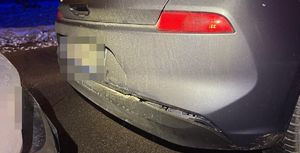 samochód z rozbitym tyłem.