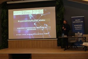 Jeden z prelegentów podczas wykładu.