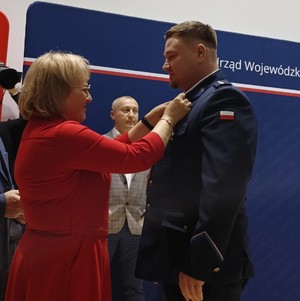 Policjant odbiera wyróżnienie.