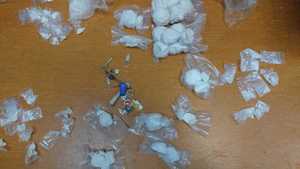 Zabezpieczone narkotyki w woreczkach.