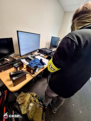 Policjant CBŚP przy zabezpieczonym sprzęcie.