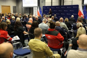 Uczestnicy konferencji na sali w MSWiA.