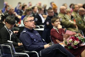 Uczestnicy konferencji na sali w MSWiA.