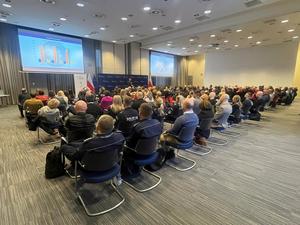 Uczestnicy konferencji na sali w MSWiA.