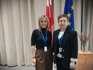 Dwie kobiety pozują do zdjęcia.