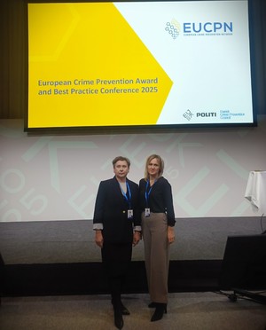 Dwie kobiety pozują do zdjęcia na międzynarodowej konferencji EUCPN w Kopenhadze.