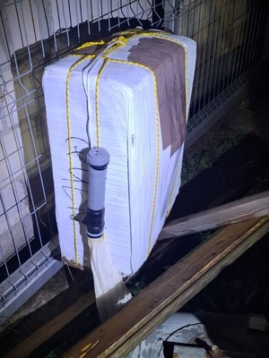 Zabezpieczona przemycana paczka z papierosami.