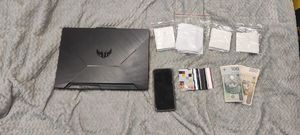 Zabezpieczone przez policjantów przedmioty: laptop, smartfon, pieniądze i dowody wpłaty.