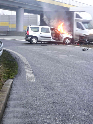 trasa szybkiego ruchu. miejsce zdarzenia. samochód się pali.