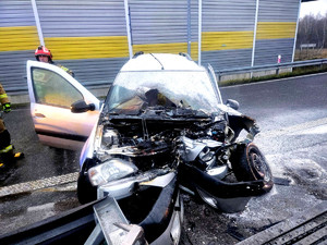 trasa szybkiego ruchu. miejsce zdarzenia. ugaszony samochód z całkowicie rozbitym przodem.