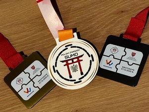 Trzy medale zdobyte przez policjantkę.