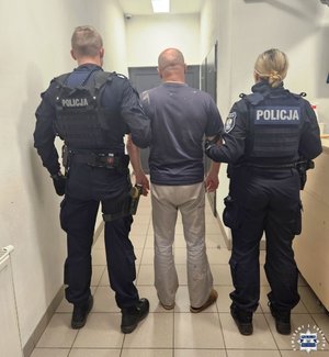 policjanci z zatrzymanym.