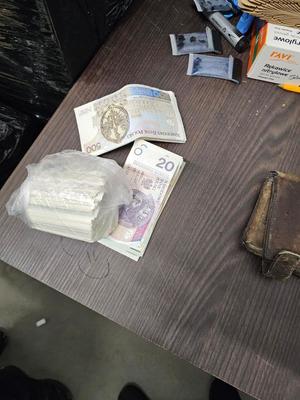 Zabezpieczone narkotyki w foliowych opakowaniach.