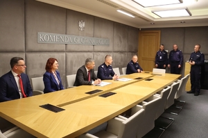 Komendant Główny Policji i Prokurator Krajowy i inni policjanci siedzą przy stole.
