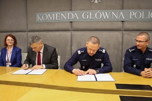 Komendant Główny Policji i Prokurator Krajowy podpisują porozumienia.