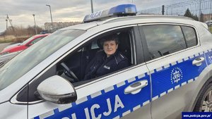 Policjantka w radiowozie.