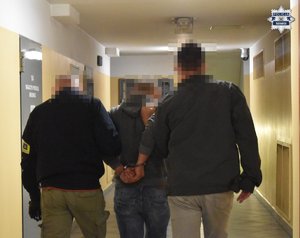 policjanci z zatrzymanym.