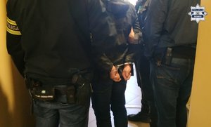 policjanci z zatrzymanym.