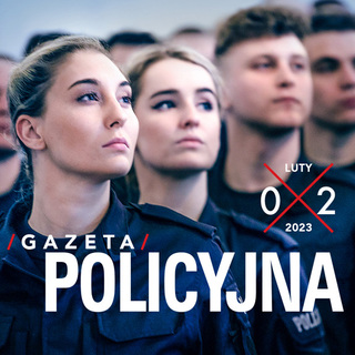 Fragment okładki Gazety Policyjnej przedstawiający nowo przyjętych policjantów podczas ślubowania.