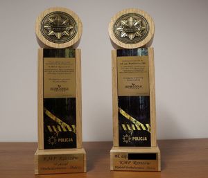 dwie statuetki jako podziękowanie dla policjantów.