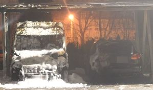 Dwa spalone samochody.