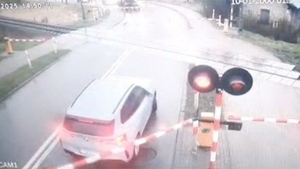 BMW na przejeździe kolejowym.