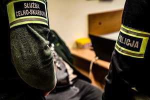 Funkcjonariusze z zatrzymanym.