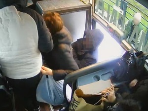 Stop klatka z monitoringu w autobusie.