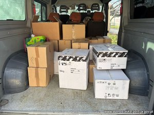 Zabezpieczone papierosy w kartonach znajdujących się w przestrzeni ładunkowej pojazdu.