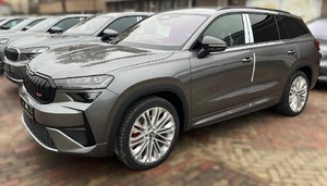 Zdjęcie przedstawia samochody typu SUV