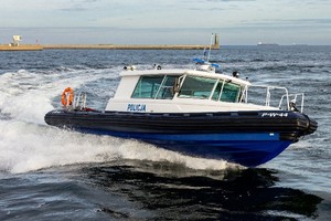 Zdjęcie przedstawia łódź kategorii R-1 typu RIB