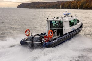 Zdjęcie przedstawia łódź kategorii R-1 typu RIB