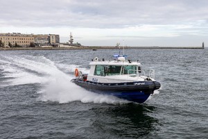 Zdjęcie przedstawia łódź kategorii R-1 typu RIB