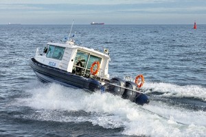 Zdjęcie przedstawia łódź kategorii R-1 typu RIB