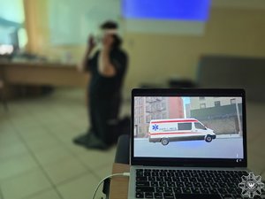 Policjantka w goglach.