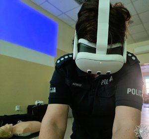 Policjantka w goglach.