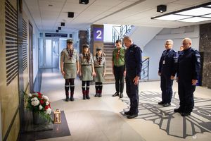 I Zastępca Komendanta Głównego Policji, w towarzystwie dwóch oficerów Policji i harcerzy, przed Tablicą Pamięci w Komendzie Głównej Policji oddaje hołd poległym.