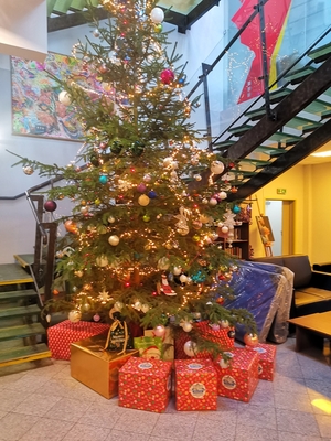Choinka w Centrum Alzheimera w Warszawie, pod choinką prezenty.