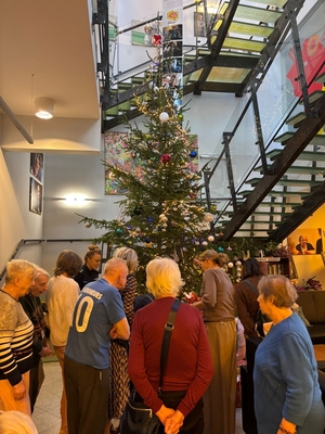 Policjanci z Biura Prewencji KGP podczas spotkania z podopiecznymi Centrum Alzheimera w Warszawie przy choince świątecznej.